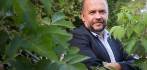 Warszawa, 17.08.2015. Dr Marek Bachański, 17 bm. w Warszawie. Dr Bachański wystosował 17 bm. list otwarty do ministra zdrowia Mariana Zembali, jako osoby odpowiedzialnej za funkcjonowanie służby zdrowia, a także bezpośrednio nadzorującej Instytut "Pomnik-Centrum Zdrowia Dziecka". Zdaniem lekarza, Instytut w wydanym kilkanaście dni temu oświadczeniu dokonał na nim linczu i podważył "w sposób nieludzki i niezgodny z prawdą" jego kompetencje i dotychczasowe doświadczenie zawodowe. Pod koniec lipca br. dyrekcja Instytutu CZD zawiesiła prowadzone przez Bachańskiego eksperymentalne leczenie padaczki środkami zawierającymi marihuanę. (mr) PAP/Paweł Supernak ***Zdjęcie do depeszy PAP pt. Dr Bachański odpiera zarzuty CZD dot. terapii medyczną marihuaną***